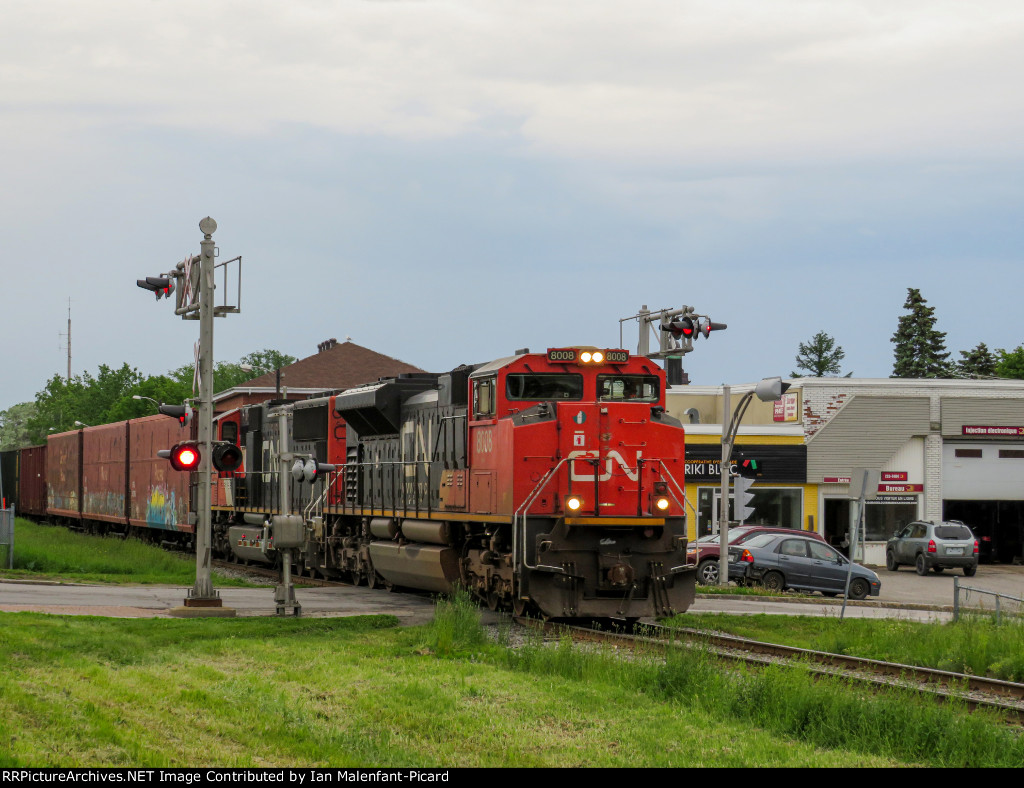 CN 8008 leads 402 at Belzile Avenue